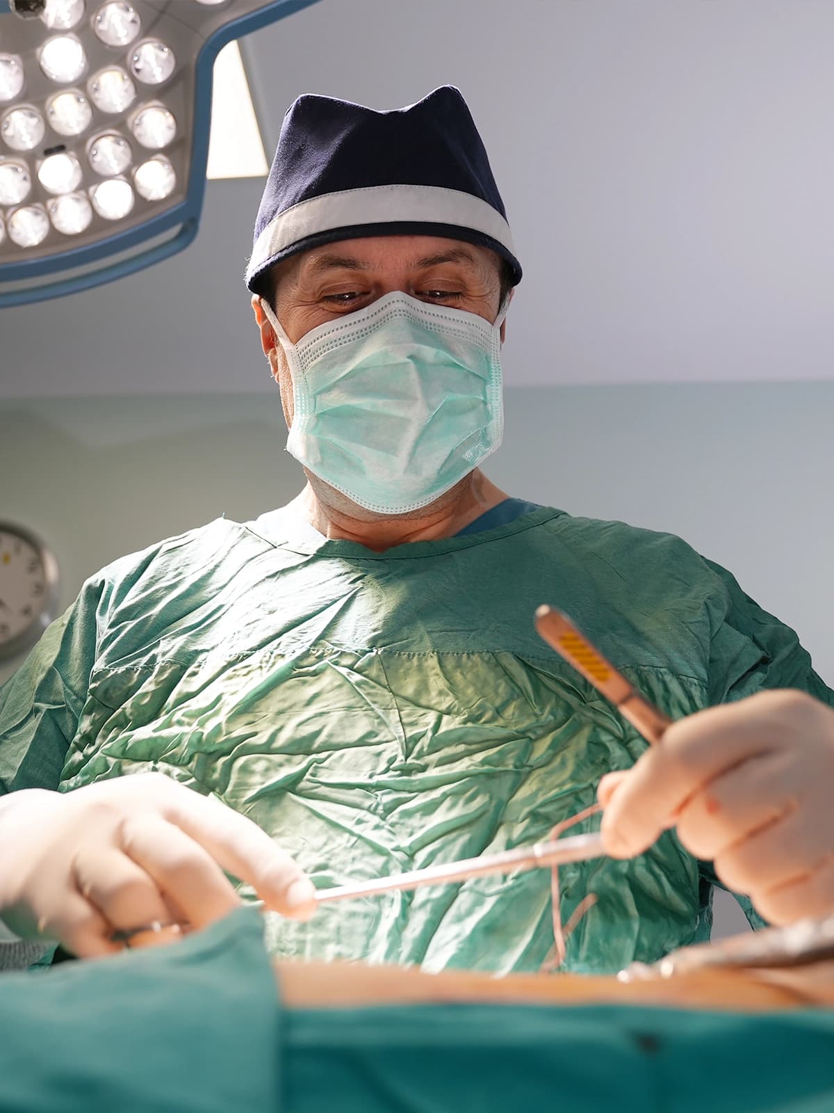 Assoc. Prof. Dr. Hasan Abuoğlu performing laparoscopic bariatric surgery